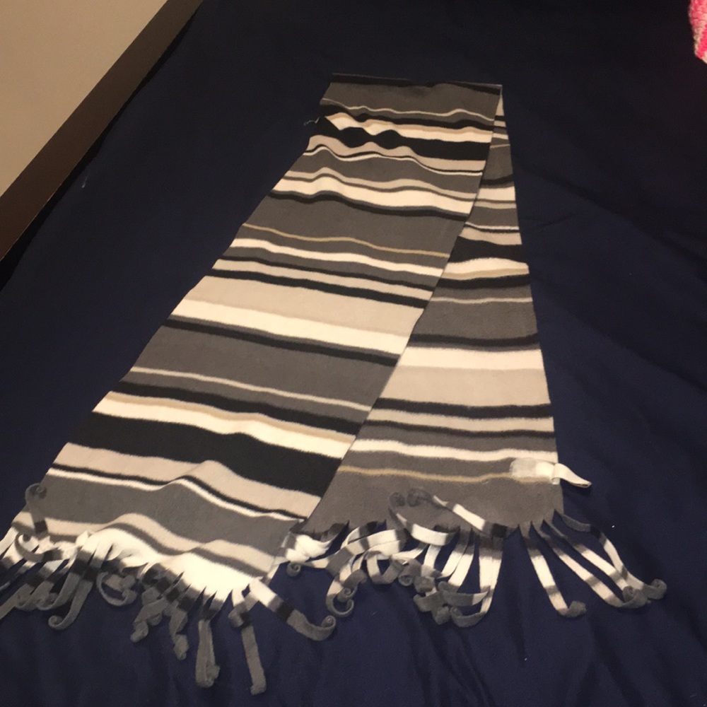 Bundle of scarves !(Perfect Condition)